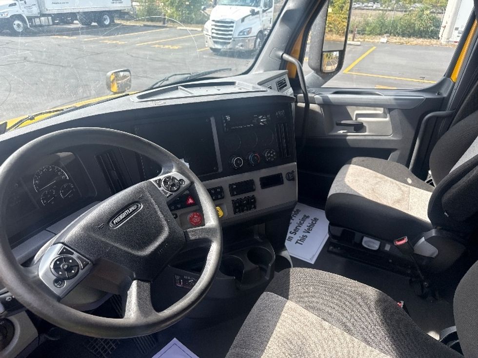 Sleeper Tractor-Heavy Duty Tractors-Freightliner-2022-T12664ST-East Chicago-IN-432,892\n\t\tmiles-$ 70,750 - Image 10