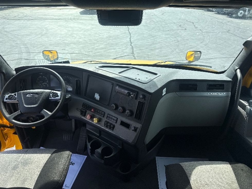 Sleeper Tractor-Heavy Duty Tractors-Freightliner-2022-T12664ST-East Chicago-IN-432,892\n\t\tmiles-$ 70,750 - Image 12