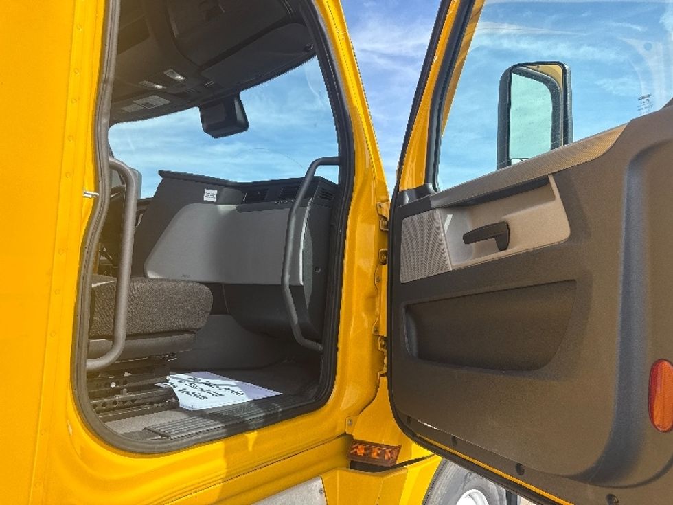 Sleeper Tractor-Heavy Duty Tractors-Freightliner-2022-T12664ST-East Chicago-IN-432,892\n\t\tmiles-$ 70,750 - Image 13