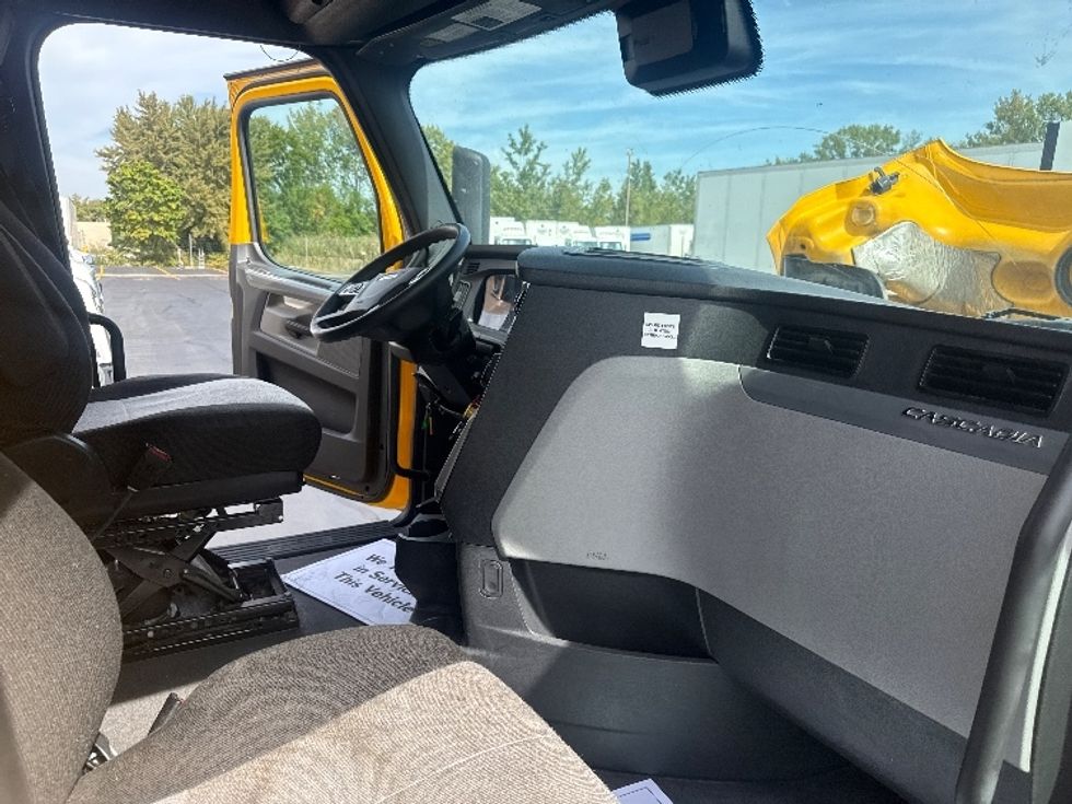 Sleeper Tractor-Heavy Duty Tractors-Freightliner-2022-T12664ST-East Chicago-IN-432,892\n\t\tmiles-$ 70,750 - Image 15