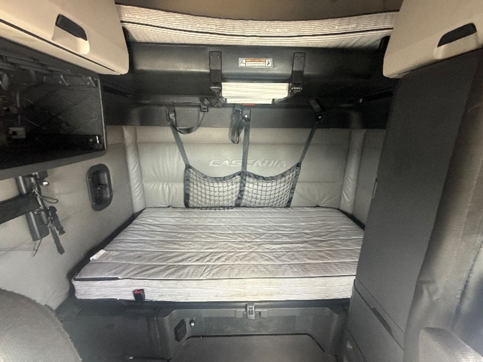 Sleeper Tractor-Heavy Duty Tractors-Freightliner-2022-T12664ST-East Chicago-IN-432,892\n\t\tmiles-$ 70,750 - Image 16
