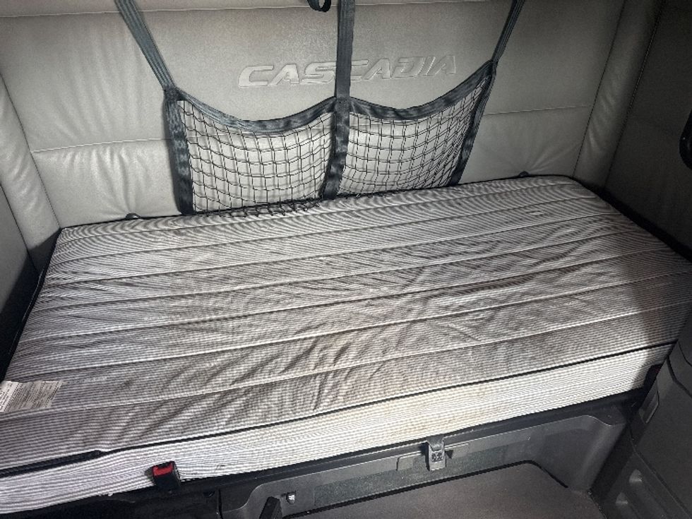 Sleeper Tractor-Heavy Duty Tractors-Freightliner-2022-T12664ST-East Chicago-IN-432,892\n\t\tmiles-$ 70,750 - Image 17