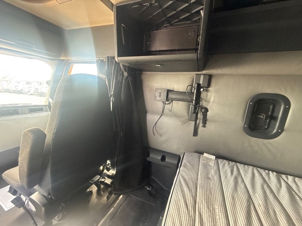 Sleeper Tractor-Heavy Duty Tractors-Freightliner-2022-T12664ST-East Chicago-IN-432,892\n\t\tmiles-$ 70,750 - Image 19