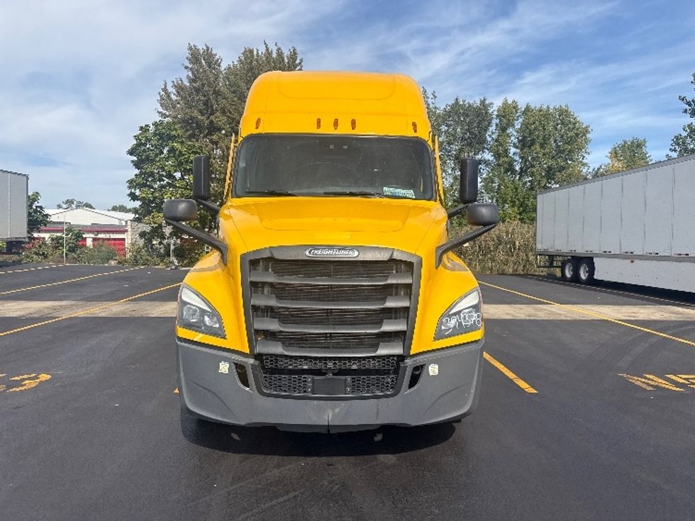 Sleeper Tractor-Heavy Duty Tractors-Freightliner-2022-T12664ST-East Chicago-IN-432,892\n\t\tmiles-$ 70,750 - Image 2