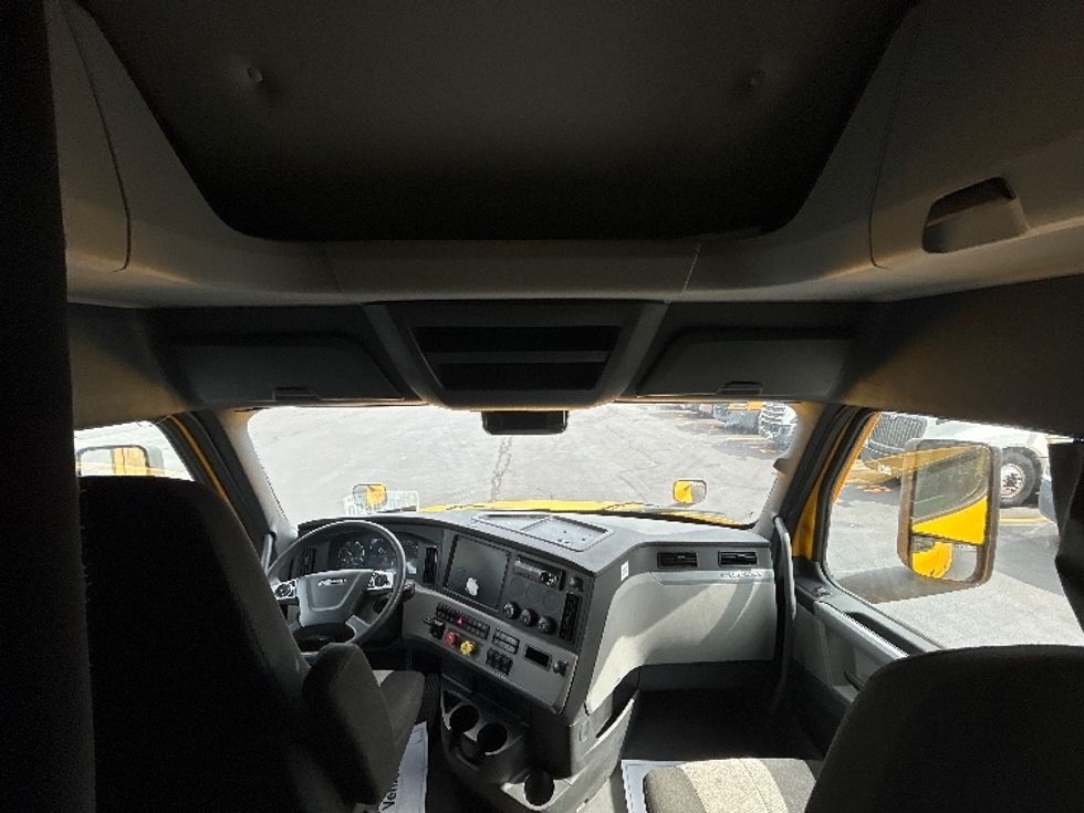Sleeper Tractor-Heavy Duty Tractors-Freightliner-2022-T12664ST-East Chicago-IN-432,892\n\t\tmiles-$ 70,750 - Image 22
