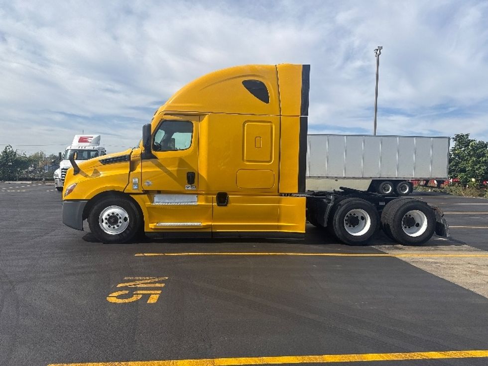 Sleeper Tractor-Heavy Duty Tractors-Freightliner-2022-T12664ST-East Chicago-IN-432,892\n\t\tmiles-$ 70,750 - Image 4