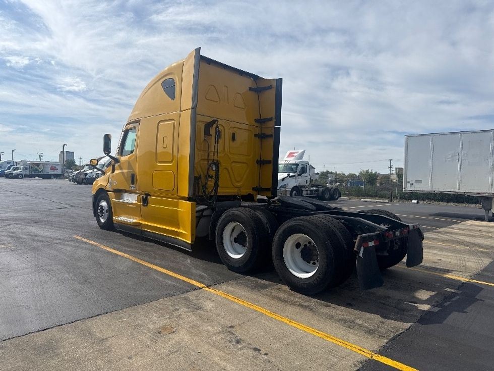 Sleeper Tractor-Heavy Duty Tractors-Freightliner-2022-T12664ST-East Chicago-IN-432,892\n\t\tmiles-$ 70,750 - Image 5
