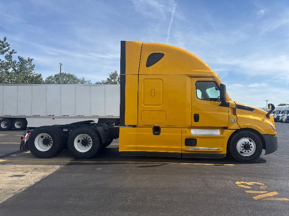 Sleeper Tractor-Heavy Duty Tractors-Freightliner-2022-T12664ST-East Chicago-IN-432,892\n\t\tmiles-$ 70,750 - Image 8
