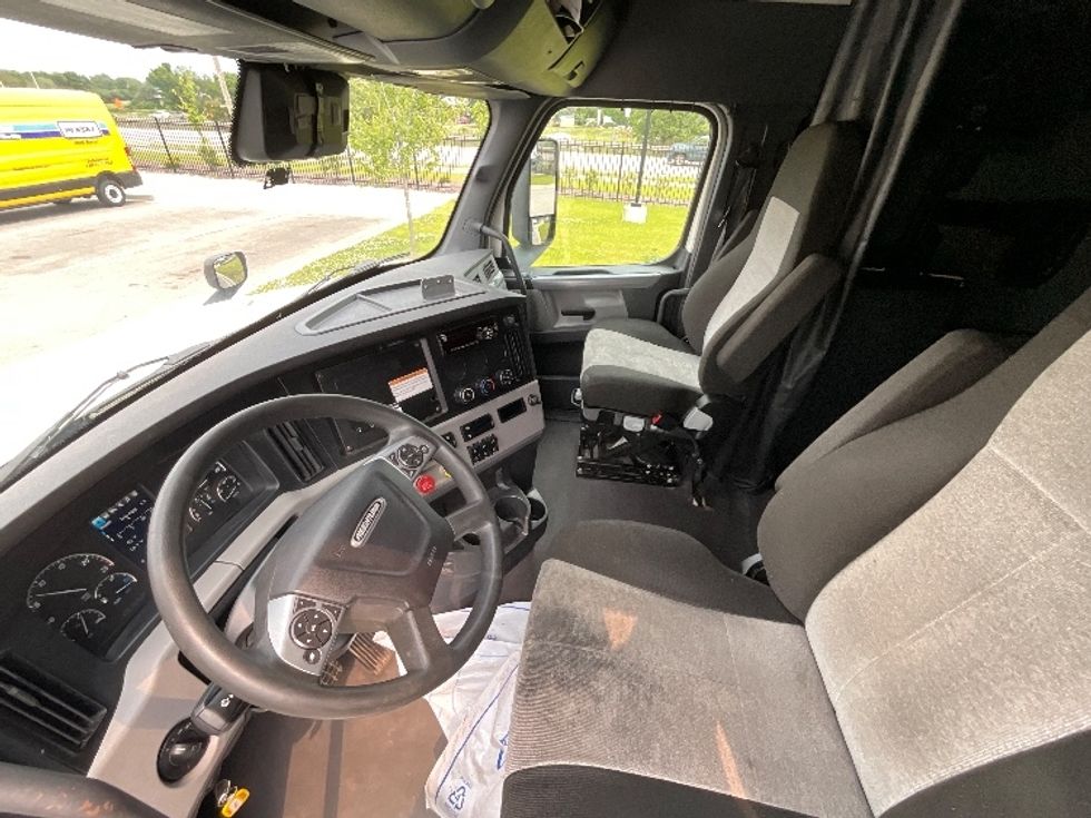 Sleeper Tractor-Heavy Duty Tractors-Freightliner-2022-T12664ST-East Chicago-IN-433,070\n\t\tmiles-$ 75,000 - Image 10
