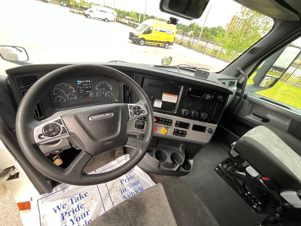 Sleeper Tractor-Heavy Duty Tractors-Freightliner-2022-T12664ST-East Chicago-IN-433,070\n\t\tmiles-$ 75,000 - Image 11