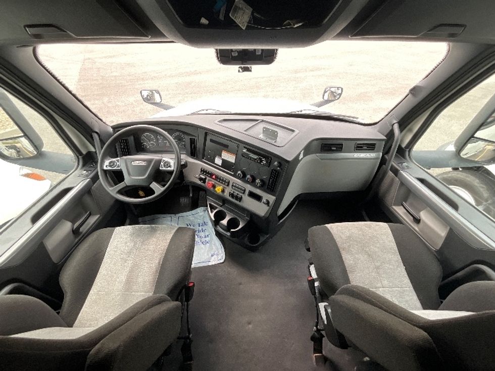 Sleeper Tractor-Heavy Duty Tractors-Freightliner-2022-T12664ST-East Chicago-IN-433,070\n\t\tmiles-$ 75,000 - Image 12