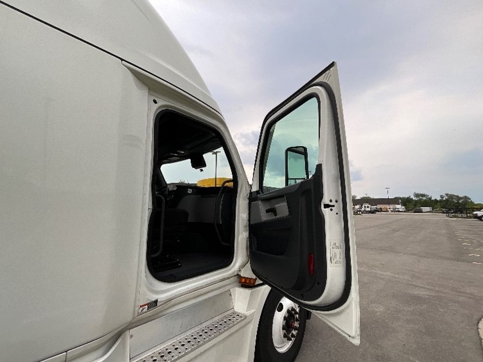 Sleeper Tractor-Heavy Duty Tractors-Freightliner-2022-T12664ST-East Chicago-IN-433,070\n\t\tmiles-$ 75,000 - Image 13