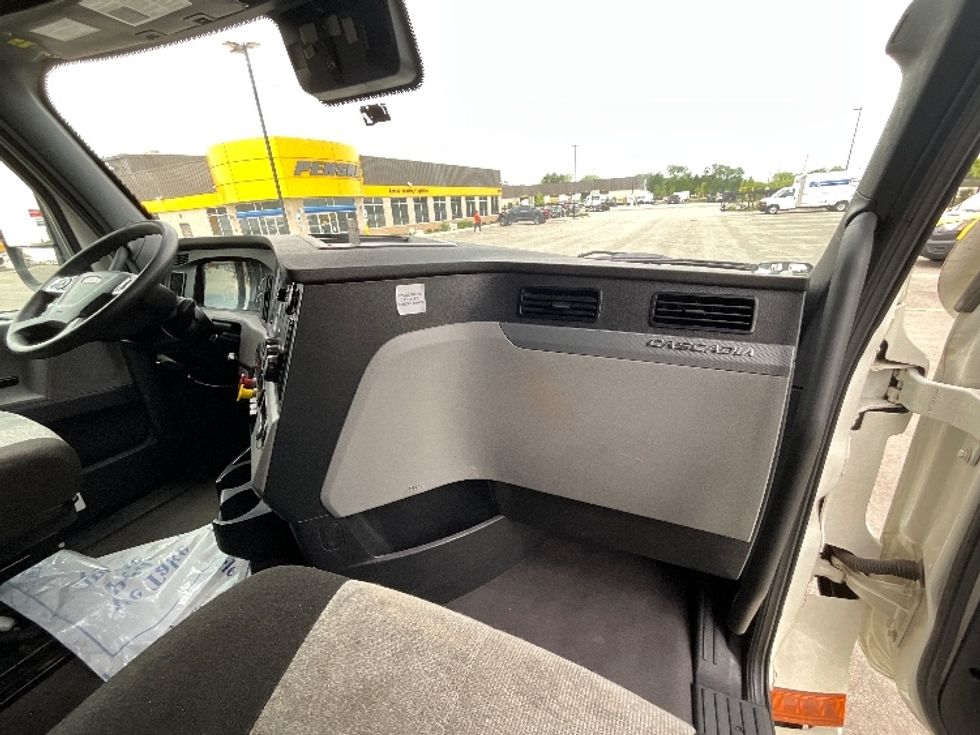 Sleeper Tractor-Heavy Duty Tractors-Freightliner-2022-T12664ST-East Chicago-IN-433,070\n\t\tmiles-$ 75,000 - Image 14