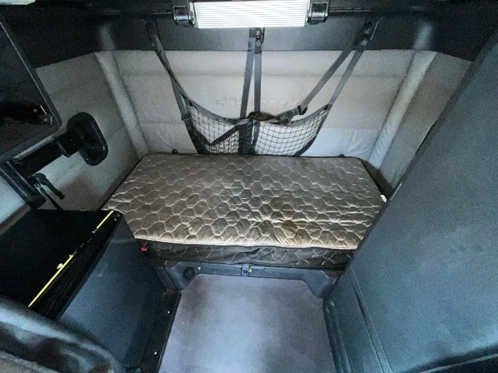 Sleeper Tractor-Heavy Duty Tractors-Freightliner-2022-T12664ST-East Chicago-IN-433,070\n\t\tmiles-$ 75,000 - Image 16