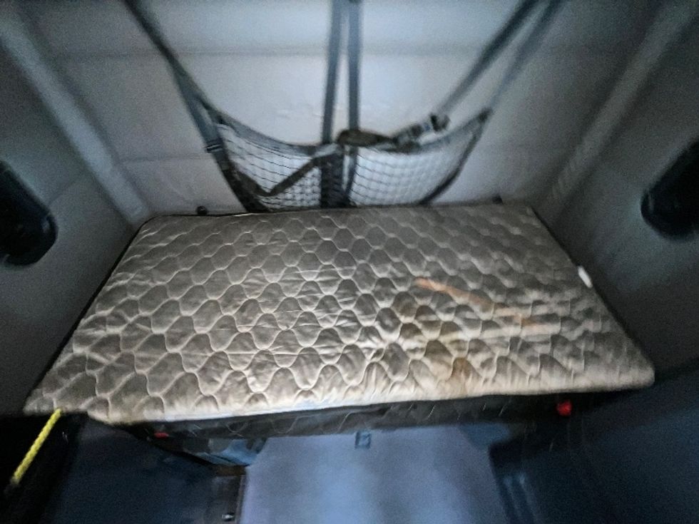 Sleeper Tractor-Heavy Duty Tractors-Freightliner-2022-T12664ST-East Chicago-IN-433,070\n\t\tmiles-$ 75,000 - Image 17