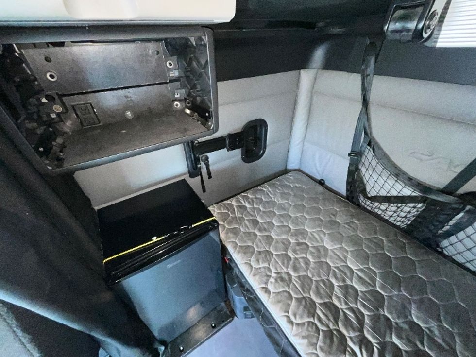 Sleeper Tractor-Heavy Duty Tractors-Freightliner-2022-T12664ST-East Chicago-IN-433,070\n\t\tmiles-$ 75,000 - Image 19