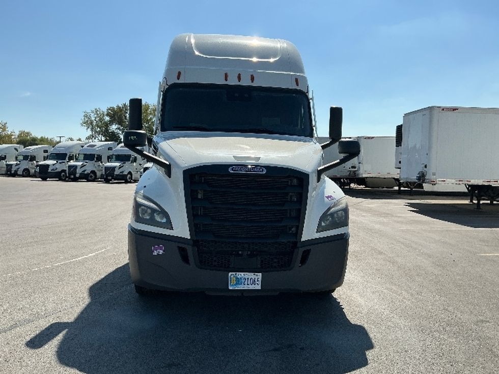 Sleeper Tractor-Heavy Duty Tractors-Freightliner-2022-T12664ST-East Chicago-IN-433,070\n\t\tmiles-$ 75,000 - Image 2