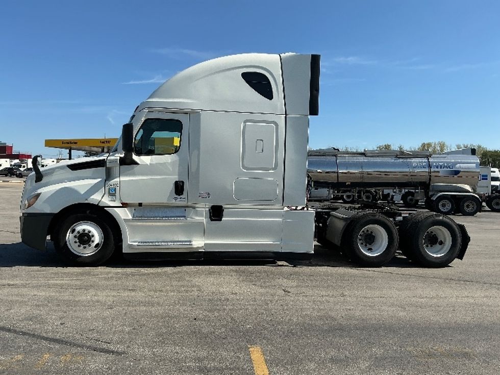 Sleeper Tractor-Heavy Duty Tractors-Freightliner-2022-T12664ST-East Chicago-IN-433,070\n\t\tmiles-$ 75,000 - Image 4