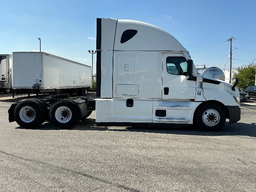 Sleeper Tractor-Heavy Duty Tractors-Freightliner-2022-T12664ST-East Chicago-IN-433,070\n\t\tmiles-$ 75,000 - Image 8