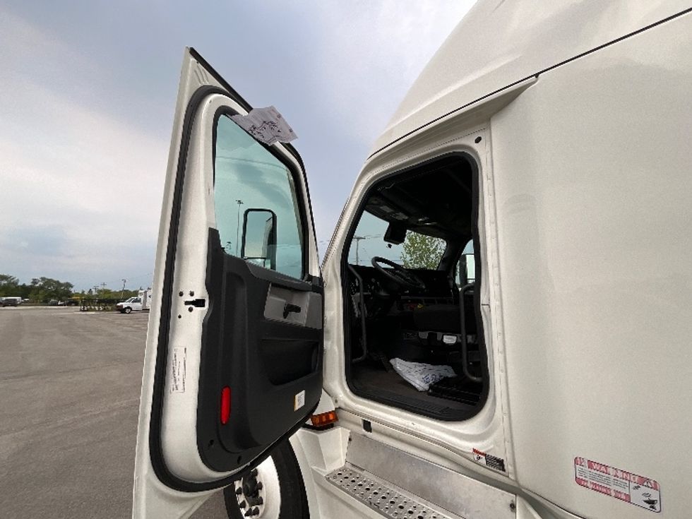 Sleeper Tractor-Heavy Duty Tractors-Freightliner-2022-T12664ST-East Chicago-IN-433,070\n\t\tmiles-$ 75,000 - Image 9