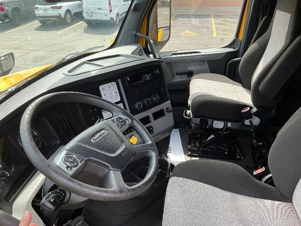 Sleeper Tractor-Heavy Duty Tractors-Freightliner-2022-T12664ST-East Chicago-IN-440,331\n\t\tmiles-$ 64,000 - Image 10