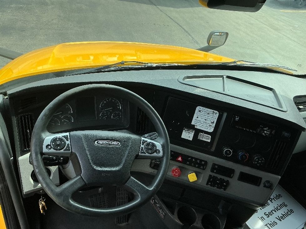 Sleeper Tractor-Heavy Duty Tractors-Freightliner-2022-T12664ST-East Chicago-IN-440,331\n\t\tmiles-$ 64,000 - Image 11