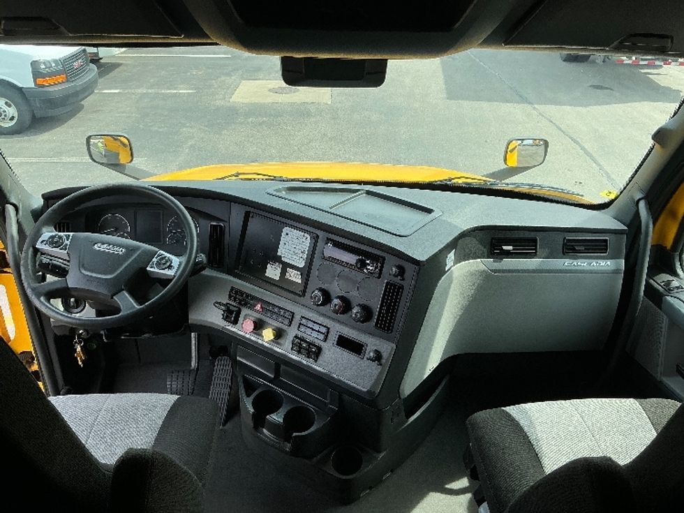 Sleeper Tractor-Heavy Duty Tractors-Freightliner-2022-T12664ST-East Chicago-IN-440,331\n\t\tmiles-$ 64,000 - Image 12