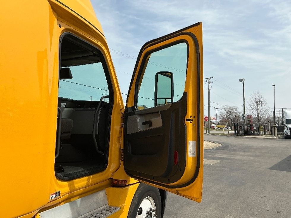 Sleeper Tractor-Heavy Duty Tractors-Freightliner-2022-T12664ST-East Chicago-IN-440,331\n\t\tmiles-$ 64,000 - Image 13