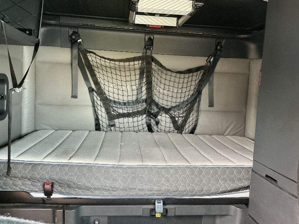 Sleeper Tractor-Heavy Duty Tractors-Freightliner-2022-T12664ST-East Chicago-IN-440,331\n\t\tmiles-$ 64,000 - Image 16