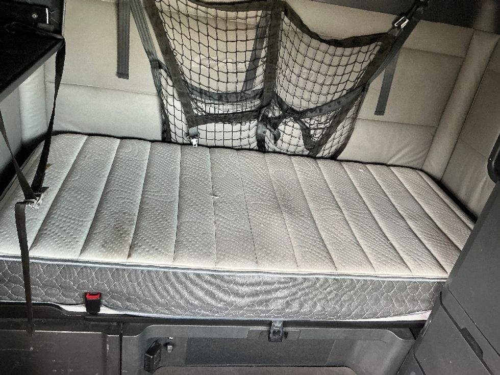 Sleeper Tractor-Heavy Duty Tractors-Freightliner-2022-T12664ST-East Chicago-IN-440,331\n\t\tmiles-$ 64,000 - Image 17