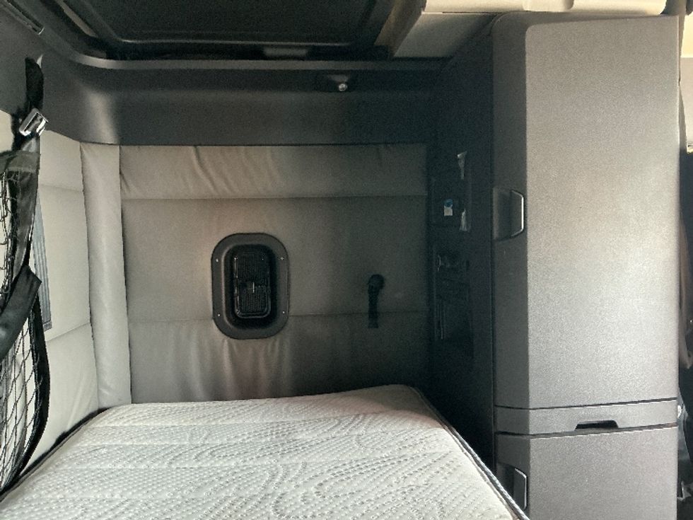 Sleeper Tractor-Heavy Duty Tractors-Freightliner-2022-T12664ST-East Chicago-IN-440,331\n\t\tmiles-$ 64,000 - Image 18