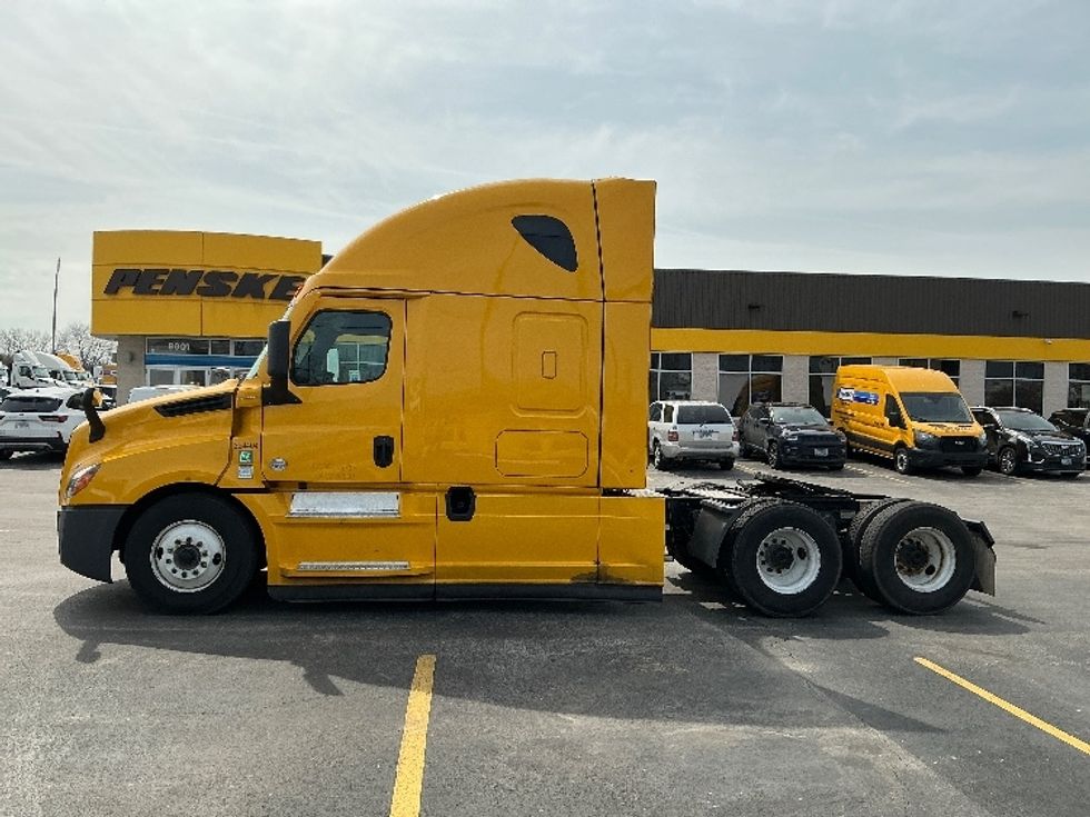 Sleeper Tractor-Heavy Duty Tractors-Freightliner-2022-T12664ST-East Chicago-IN-440,331\n\t\tmiles-$ 64,000 - Image 4