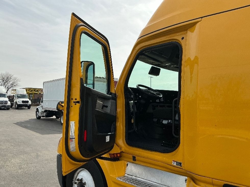 Sleeper Tractor-Heavy Duty Tractors-Freightliner-2022-T12664ST-East Chicago-IN-440,331\n\t\tmiles-$ 64,000 - Image 9