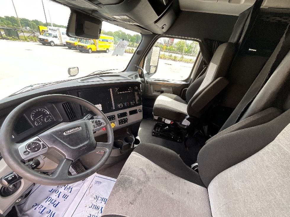 Sleeper Tractor-Heavy Duty Tractors-Freightliner-2022-T12664ST-East Chicago-IN-442,100\n\t\tmiles-$ 76,500 - Image 10