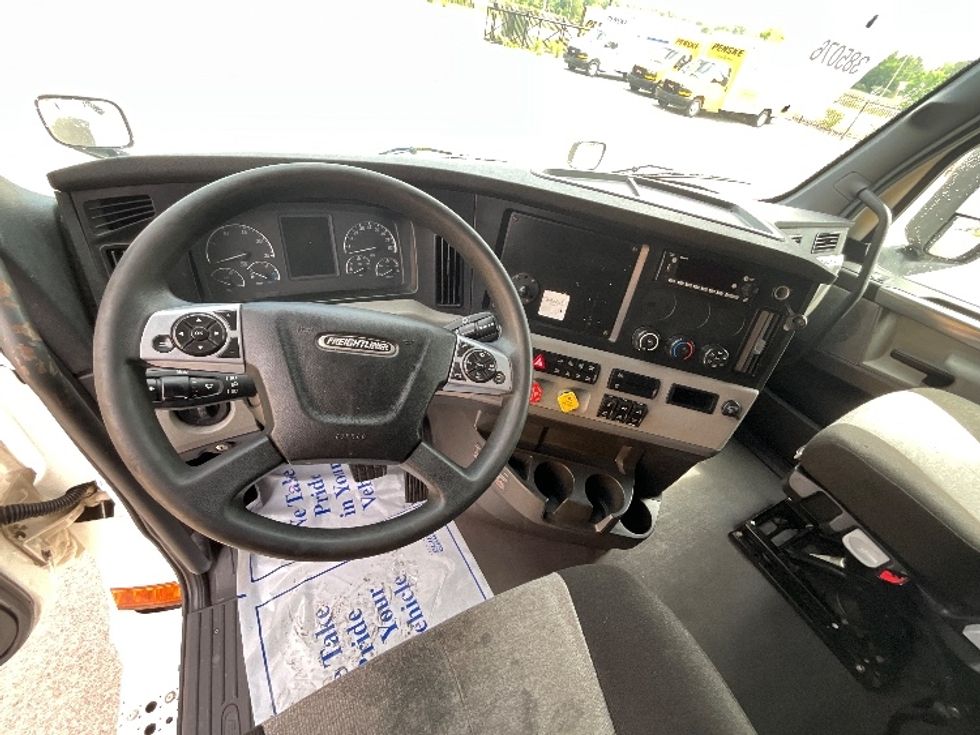 Sleeper Tractor-Heavy Duty Tractors-Freightliner-2022-T12664ST-East Chicago-IN-442,100\n\t\tmiles-$ 76,500 - Image 11