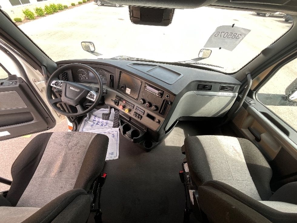 Sleeper Tractor-Heavy Duty Tractors-Freightliner-2022-T12664ST-East Chicago-IN-442,100\n\t\tmiles-$ 76,500 - Image 12