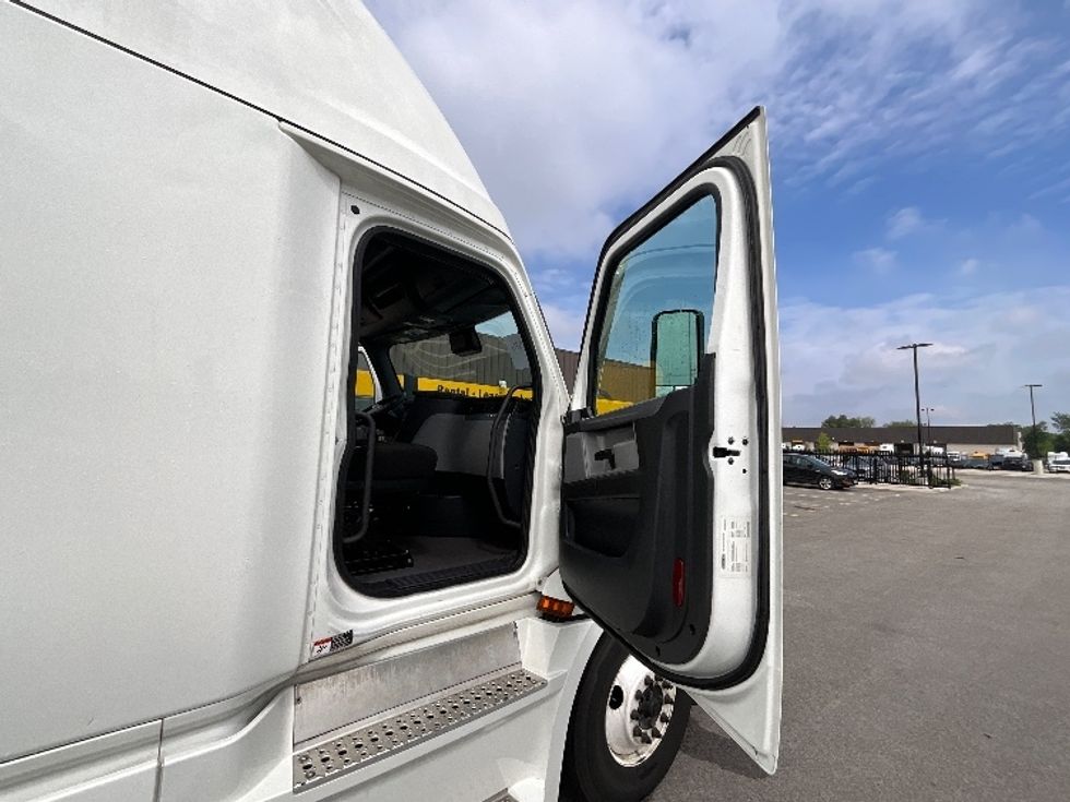 Sleeper Tractor-Heavy Duty Tractors-Freightliner-2022-T12664ST-East Chicago-IN-442,100\n\t\tmiles-$ 76,500 - Image 13