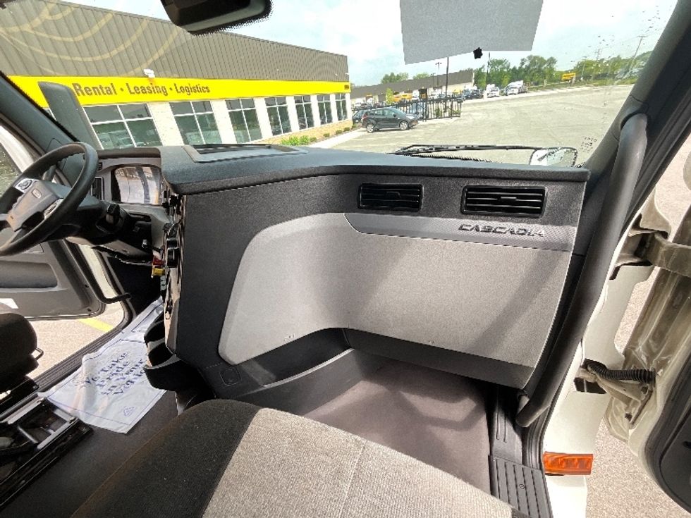 Sleeper Tractor-Heavy Duty Tractors-Freightliner-2022-T12664ST-East Chicago-IN-442,100\n\t\tmiles-$ 76,500 - Image 14