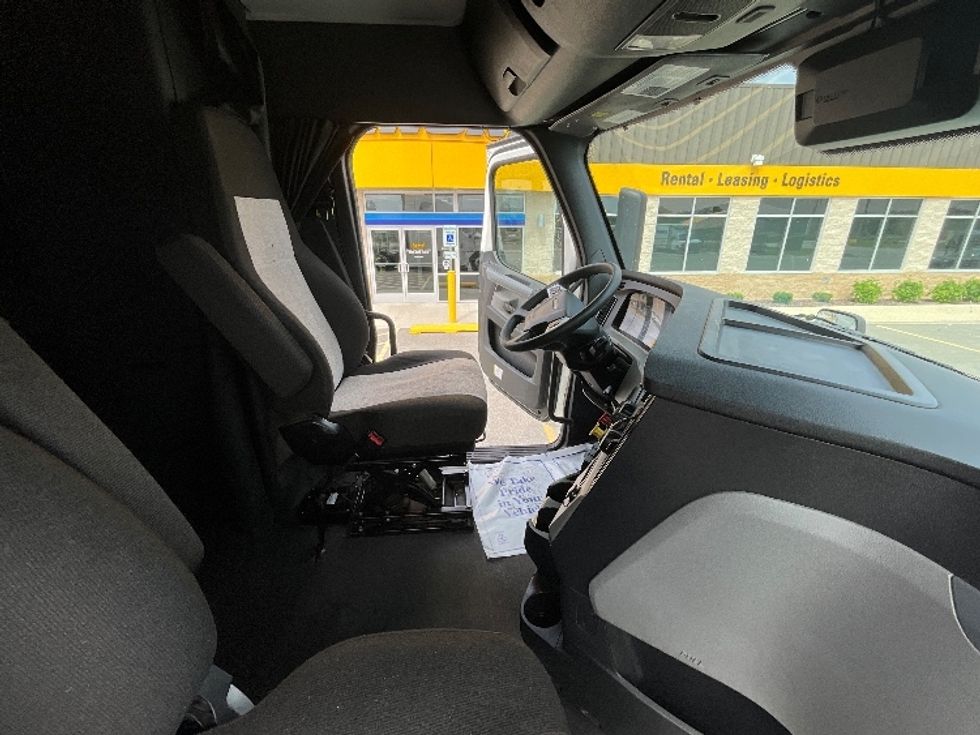 Sleeper Tractor-Heavy Duty Tractors-Freightliner-2022-T12664ST-East Chicago-IN-442,100\n\t\tmiles-$ 76,500 - Image 15