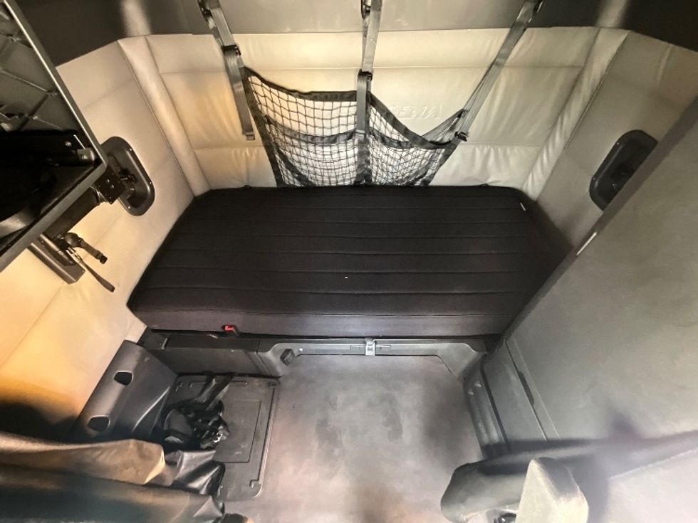 Sleeper Tractor-Heavy Duty Tractors-Freightliner-2022-T12664ST-East Chicago-IN-442,100\n\t\tmiles-$ 76,500 - Image 16