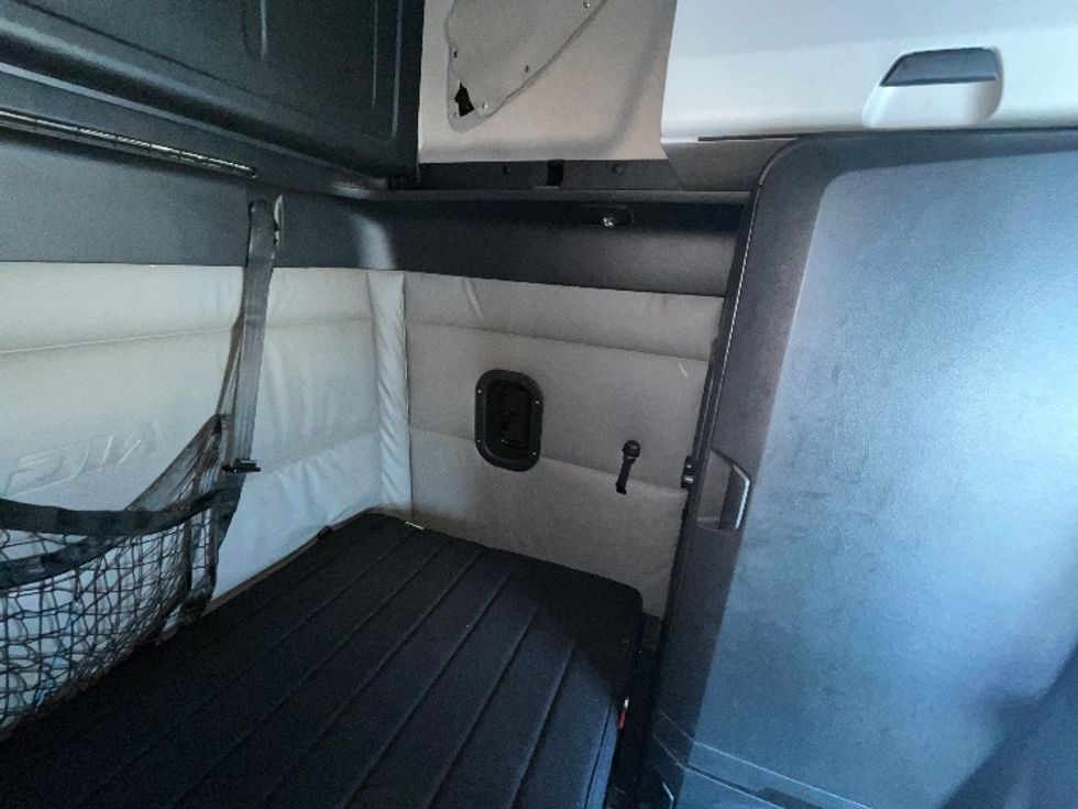 Sleeper Tractor-Heavy Duty Tractors-Freightliner-2022-T12664ST-East Chicago-IN-442,100\n\t\tmiles-$ 76,500 - Image 18