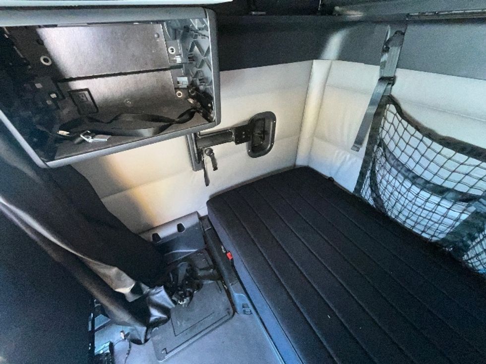 Sleeper Tractor-Heavy Duty Tractors-Freightliner-2022-T12664ST-East Chicago-IN-442,100\n\t\tmiles-$ 76,500 - Image 19