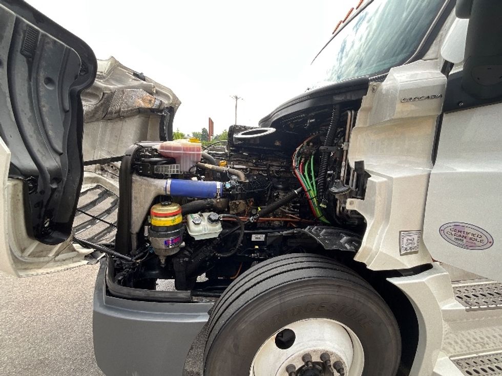 Sleeper Tractor-Heavy Duty Tractors-Freightliner-2022-T12664ST-East Chicago-IN-442,100\n\t\tmiles-$ 76,500 - Image 21