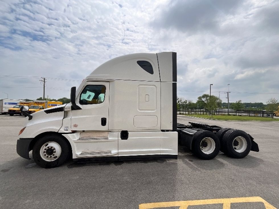 Sleeper Tractor-Heavy Duty Tractors-Freightliner-2022-T12664ST-East Chicago-IN-442,100\n\t\tmiles-$ 76,500 - Image 4
