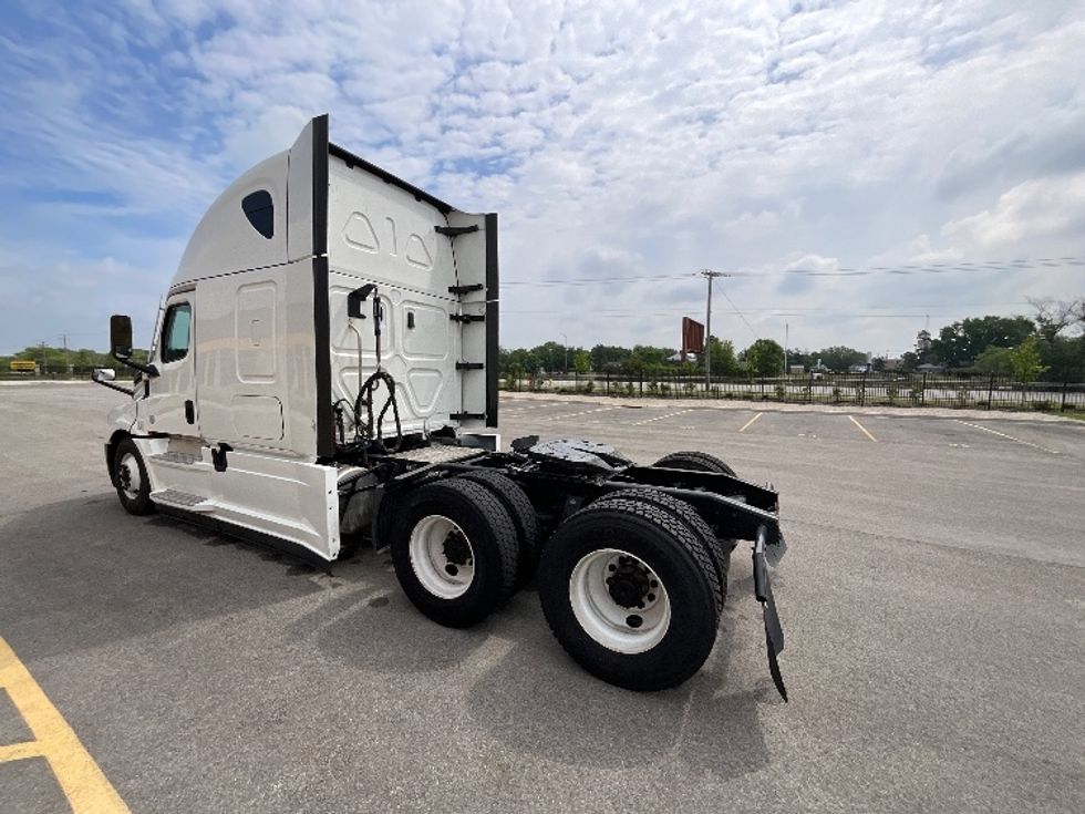 Sleeper Tractor-Heavy Duty Tractors-Freightliner-2022-T12664ST-East Chicago-IN-442,100\n\t\tmiles-$ 76,500 - Image 5