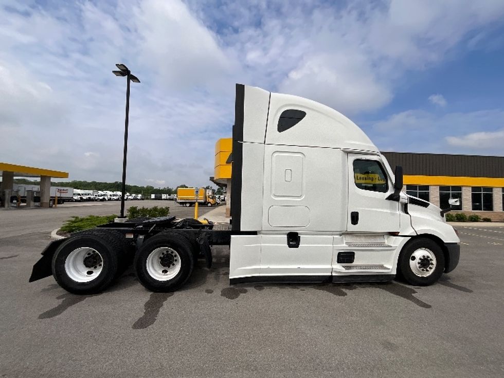 Sleeper Tractor-Heavy Duty Tractors-Freightliner-2022-T12664ST-East Chicago-IN-442,100\n\t\tmiles-$ 76,500 - Image 8