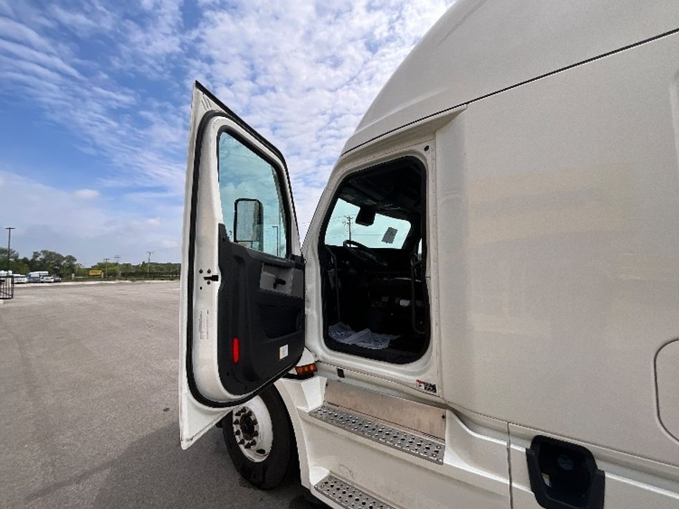 Sleeper Tractor-Heavy Duty Tractors-Freightliner-2022-T12664ST-East Chicago-IN-442,100\n\t\tmiles-$ 76,500 - Image 9