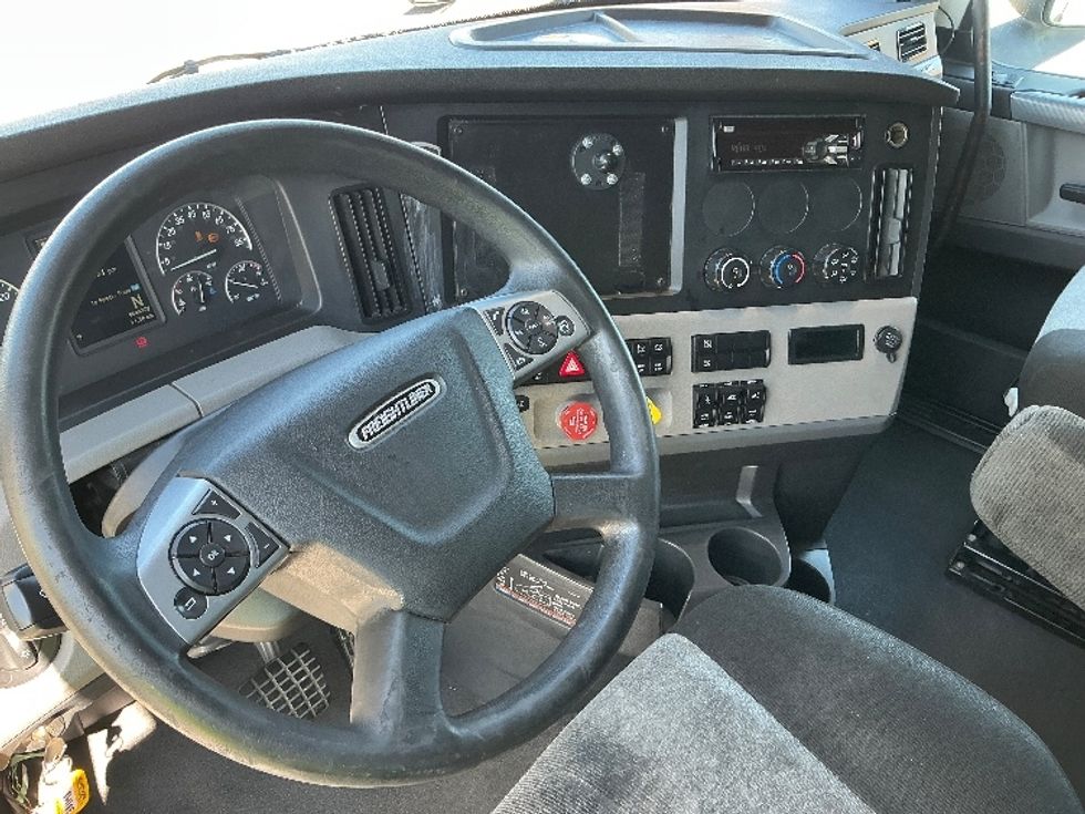 Sleeper Tractor-Heavy Duty Tractors-Freightliner-2022-T12664ST-East Chicago-IN-446,048\n\t\tmiles-$ 75,500 - Image 10