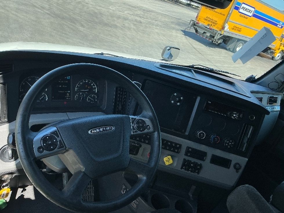 Sleeper Tractor-Heavy Duty Tractors-Freightliner-2022-T12664ST-East Chicago-IN-446,048\n\t\tmiles-$ 75,500 - Image 11