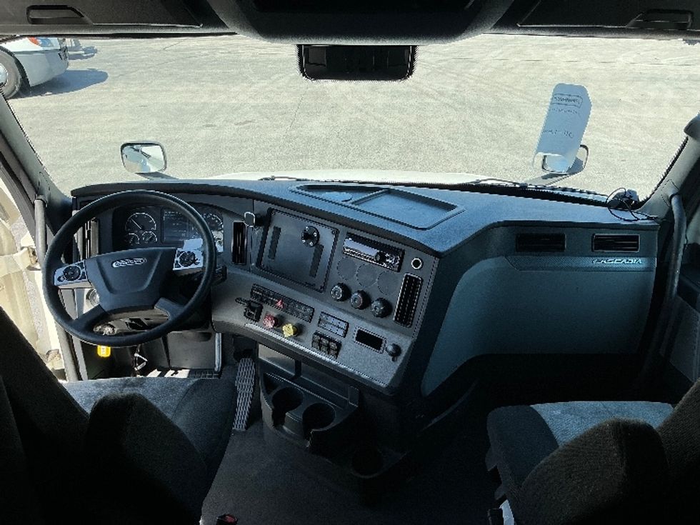 Sleeper Tractor-Heavy Duty Tractors-Freightliner-2022-T12664ST-East Chicago-IN-446,048\n\t\tmiles-$ 75,500 - Image 12